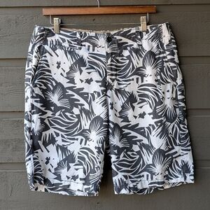 GAP Men’s The Lived-In Short Flat Front Gray White Floral Size 33 Linen Cotton